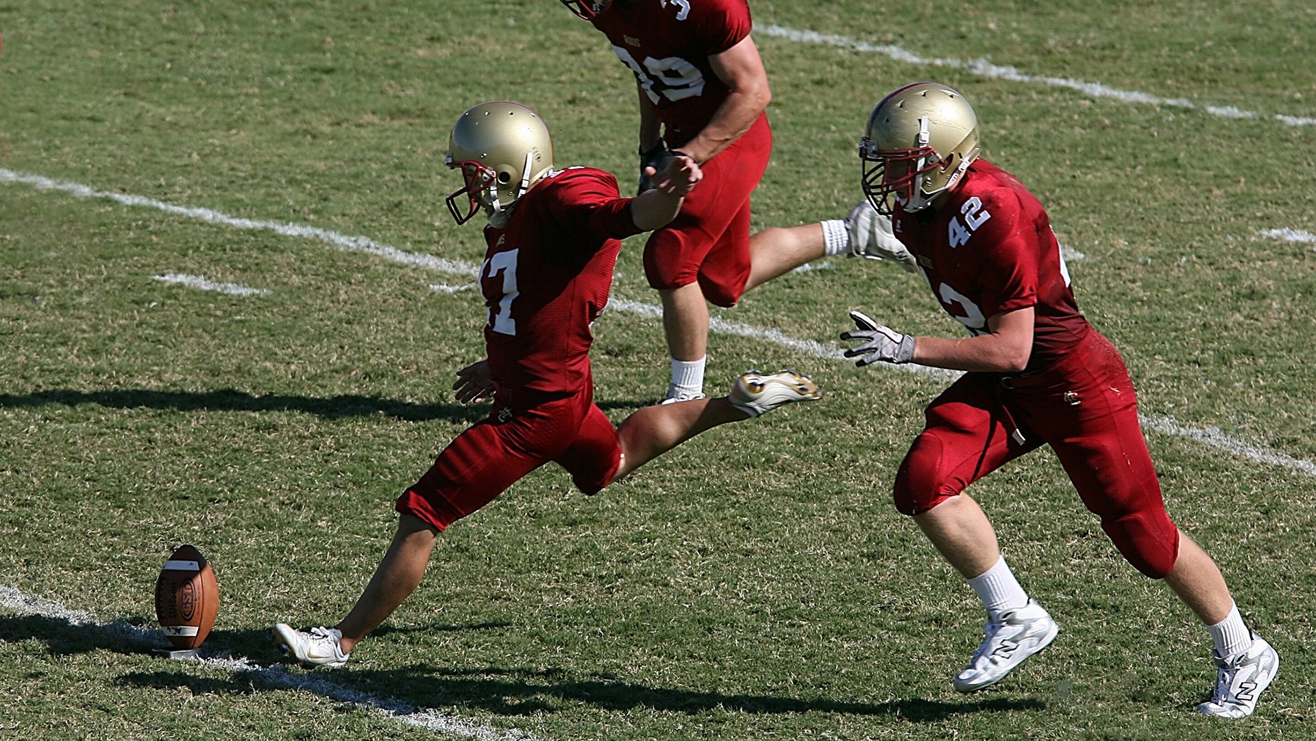 五大联赛是否通过中后场多点接应破解高压防守,五大联赛防守水平