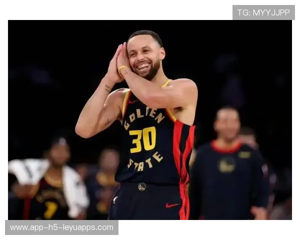勇士凭借三分雨重击太阳，库里与穆迪成关键，勇士队员对库里
